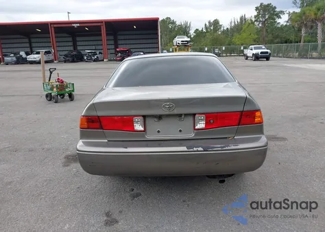 2000 Toyota Camry Xle V6 z USA, uszkodzony, nr VIN 4T1BF28K5YU098676
